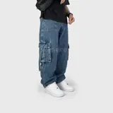 Pantalón cargo baggy de denim azul, con múltiples bolsillos utilitarios en los laterales y diseño oversize.