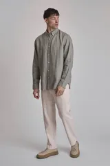 Pantalón de lino color verde oliva, de corte recto y tiro medio.