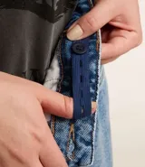 Pantalón wide leg de jean azul con bolsillos cargo laterales y recortes.