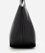 Cartera shopper grande Satinato de poliuretano color negro, con acabado texturizado brillante, diseño amplio y asa de hombro ancha.