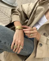 Brazalete rígido de diseño orgánico con textura irregular y acabado artesanal. Pieza abierta ajustable, disponible en bronce o alpaca maciza.