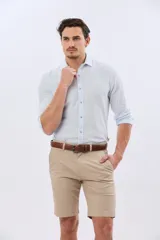 Bermuda clásica azul marino confeccionada en gabardina liviana de algodón con elastano, de corte recto y diseño liso.