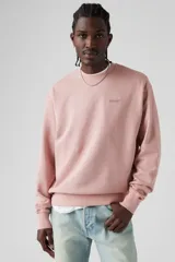 Buzo de frisa color rosa con cuello redondo y logo bordado al tono en el pecho.