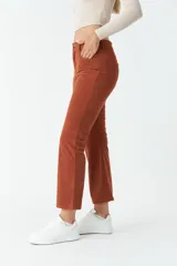 Pantalón de pana negro, de corte recto y tiro medio, con bolsillos y presillas para cinturón.