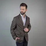 Saco de lana color azul con solapas de muesca, cierre de dos botones, bolsillo en el pecho y bolsillos laterales con solapa.