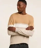 Suéter de punto color beige con bloques de color marrón, blanco y beige claro. Tiene cuello redondo y mangas largas.