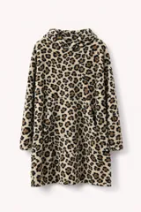 Pijama tipo hoodie de tela de peluche con estampado animal print de leopardo, manga larga y bolsillo frontal tipo canguro.