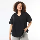 Blusa negra de gasa de algodón con mangas cortas, escote en V y cuello fruncido con botones frontales.