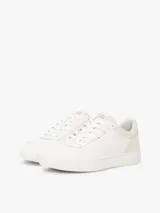Zapatillas de baloncesto Tommy Hilfiger de corte bajo, color blanco con paneles de ante en mezcla de texturas a tono y suela bitonal de goma. Presenta cordones al tono, detalles de ventilación y el logo de la marca en relieve en el lateral.