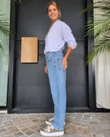 Pantalón de jean de corte recto y tiro medio, en color gris oscuro con efecto lavado. Presenta cierre frontal con botón y bolsillos laterales y traseros.