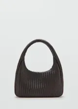 Bolso de mano tipo hobo color marrón oscuro, confeccionado con diseño trenzado y asa integrada.