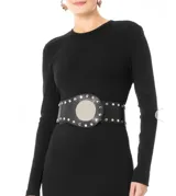 Cinto ancho de símil cuero negro con tachas metálicas y hebilla circular grande con detalle espejado.