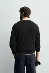Sweater de punto perlado en color gris, con diseño relaxed fit, cuello redondo y manga larga. Cuenta con acabados en rib en cuello, puños y dobladillo.