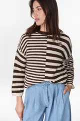 Sweater de punto a rayas horizontales en color chocolate y crudo, con cuello redondo y diseño holgado.
