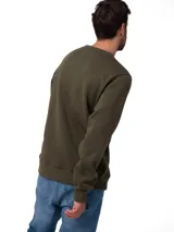 Buzo de cuello redondo Caterpillar, color verde oliva con el logo de la marca estampado en amarillo en el pecho. Presenta puños, cuello y bajo de punto elástico, y un pequeño detalle bordado en la manga izquierda.