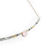 Collar de acero con cadena dorada y cuentas de piedra gris y dorada. Dije colgante de cuarzo rosa en forma de lágrima.