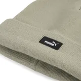 Gorro de lana tipo beanie de color verde oliva, con diseño de tejido acanalado y vuelta en el borde. Presenta un parche rectangular negro con el logo de Puma en la parte frontal.