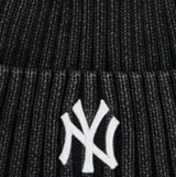 Gorro tipo beanie de lana acanalada en color negro con efecto lavado. Presenta el logo de los New York Yankees bordado en blanco en el frente y el logo de la marca en el lateral.