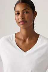 Remera de algodón con cuello en V y mangas cortas, de corte clásico y ajuste cómodo.