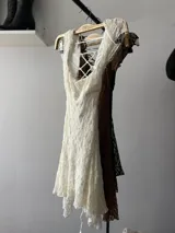 Vestido corto color marrón de encaje con escote cuadrado y mangas cortas.