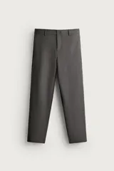 Pantalón regular fit de hombre color negro, confeccionado en tejido técnico ligero con cintura elástica, bolsillos frontales, bolsillos traseros de vivo y cierre frontal con cremallera y botón.