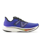 Championes de running New Balance FuelCell Rebel v3, color azul con detalles en negro y blanco.