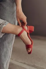 Sandalias de taco ancho de 4 cm, color beige charol, con tira delantera y tira en el talón con hebilla ajustable.