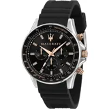 Reloj Maserati Sfida con caja de acero inoxidable plateada de 44mm de diámetro, esfera negra con detalles en dorado rosa, agujas y marcadores luminiscentes, tres sub-esferas de cronógrafo, cristal mineral y correa de silicona negra. Resistente al agua hasta 100 metros.