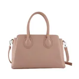 Cartera de mano tipo tote de la marca Las Oreiro, en color nude con textura granulada. Presenta doble asa superior, logo metálico frontal y correa larga ajustable y extraíble.