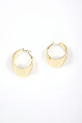 Aros tipo argolla ancha con acabado liso y brillante en tono dorado.