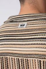 Camisa de manga corta con cuello abierto, confeccionada en tejido ligero con un patrón de rayas verticales finas en tonos beige, negro y rosado.