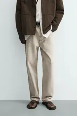 Jeans straight ankle fit de tiro medio, confeccionados en denim de algodón con efecto lavado en tono beige. Presenta diseño de cinco bolsillos, presillas para cinturón y cierre frontal con cremallera y botón metálico.