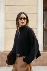 Buzo tejido en mohair de corte crop, con cuello redondo, mangas largas y tajos laterales en el ruedo.