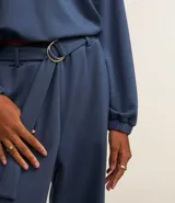 Pantalón recto color azul, de talle alto con cinturón incorporado con hebilla metálica redonda y bolsillos laterales. Pertenece a la marca Marfinno.