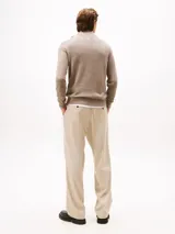 Sweater de corte regular confeccionado en una mezcla de algodón orgánico, algodón pima y cachemira. Presenta cuello alto con cierre de cremallera de un cuarto, puños y ruedo acanalados, y el logo de la marca bordado en el pecho.