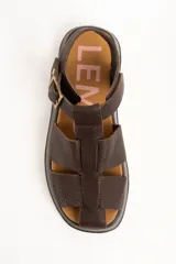 Sandalias estilo cangrejera de cuero marrón con plataforma, tiras cruzadas en el empeine, tira ajustable con hebilla metálica en el tobillo y detalle de estrella dorada grabada.