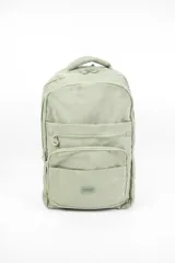 Mochila color rosado con múltiples compartimentos con cierre, asa superior acolchada y logo de la marca en la parte frontal inferior.