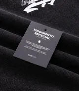 Buzo con capucha de algodón con felpa, color negro con efecto lavado. Presenta bolsillo canguro frontal y estampa con lettering 'Nowhere' en el pecho.