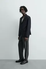 Pantalón regular fit color negro de tejido con viscosa, con cintura elástica ajustable con cordón, bolsillos frontales y traseros.