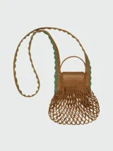 Bolso crossbody de formato pequeño, confeccionado en red de cuero trenzado color marrón, con manijas cortas y correa larga ajustable en color verde. Incluye un pequeño pañuelo decorativo en el lateral.