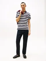 Pantalón de jean corte recto en color azul oscuro, con diseño clásico de cinco bolsillos, cierre de botón y cremallera, y costuras en contraste.