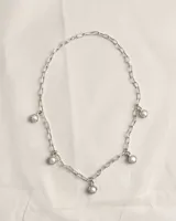 Collar de cadena de eslabones largos en plata con cinco dijes colgantes con perlas de río engarzadas.