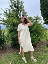 Vestido remerón largo color crudo, con escote en V y mangas cortas. Confeccionado en morley de algodón orgánico y bambú.