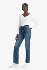 Jean de mujer Levi's modelo Ribcage Straight Ankle, color azul medio con efecto desgastado, tiro alto y corte recto al tobillo.
