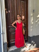 Vestido largo negro de viscosa, con escote en V y tirantes finos.