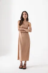 Vestido largo de lurex azul marino con breteles finos.