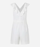 Enterito corto blanco sin mangas confeccionado en viscolino con escote V, espalda descotada con volados en el escote. Posee cinturón con hebilla redonda de ráfia y trabillas en la cintura.