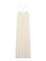 Vestido largo color crema con textura arrugada, escote redondo y breteles finos ajustables.