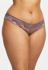 Panty corte brazilian color beige, de encaje floral suave y elástico.