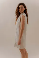 Vestido corto tejido color rojo, sin mangas y con cuello redondo.